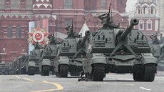Ruská samohybná děla na vojenské přehlídce na Rudém náměstí v Moskvě při... Ruská samohybná děla na vojenské přehlídce na Rudém náměstí v Moskvě při...