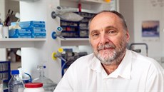 Profesor Juraj Ševčík z katedry analytické chemie stál coby děkan... Profesor Juraj Ševčík z katedry analytické chemie stál coby děkan...