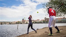 Veronika Pecková a David Mertl odpalují míky do Vltavy.