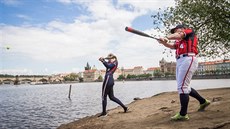 Veronika Pecková a David Mertl odpalují míky do Vltavy.