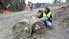 Nález válců překvapil i archeologa Davida Zimolu. „Něco takového vidím poprvé,“... Nález válců překvapil i archeologa Davida Zimolu. „Něco takového vidím poprvé,“...