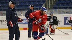 Trenér Miloš Říha a Jakub Voráček na tréninku české hokejové reprezentace. Trenér Miloš Říha a Jakub Voráček na tréninku české hokejové reprezentace.