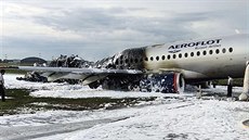 Ohoelý trup letadla Suchoj SSJ100 poté, co poár udusili pnou hasii na...