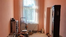 Pokoje mají vysoké stropy, ale jsou velmi úzké. Pokoje mají vysoké stropy, ale jsou velmi úzké.