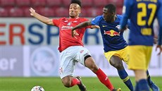 Karim Onisiwo (vlevo) z Mohuče v souboji s Ibrahimou Konatém z Lipska. Karim Onisiwo (vlevo) z Mohuče v souboji s Ibrahimou Konatém z Lipska.