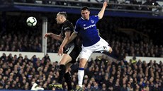 Ashley Barnes (vlevo) z Burnley v souboji s Michaelem Keanem z Evertonu. Ashley Barnes (vlevo) z Burnley v souboji s Michaelem Keanem z Evertonu.