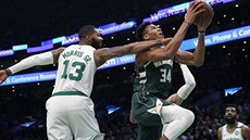 Giannis Antetokounmpo z Milwaukee zakončuje na koš Bostonu. Brání ho Marcus... Giannis Antetokounmpo z Milwaukee zakončuje na koš Bostonu. Brání ho Marcus...