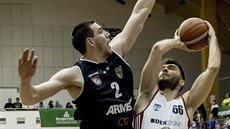 Svitavský rozehrávač Adam Číž (vpravo) střílí přes Klinta Carlsona z Děčína. Svitavský rozehrávač Adam Číž (vpravo) střílí přes Klinta Carlsona z Děčína.