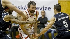 Jiří Jelínek (v bílém) ze Svitav atakuje děčínský koš mezi Lambem Autreym... Jiří Jelínek (v bílém) ze Svitav atakuje děčínský koš mezi Lambem Autreym...