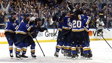 Radost hokejistů St. Louis z rozhodujícího vítězství v sérii s Dallasem. Radost hokejistů St. Louis z rozhodujícího vítězství v sérii s Dallasem.