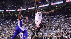 Pascal Siakam z Toronta zakončuje na koš Philadelphie. Marně se ho snaží... Pascal Siakam z Toronta zakončuje na koš Philadelphie. Marně se ho snaží...
