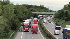 Na 5. kilometru dálnice D8 se srazily čtyři kamiony. (9. 5. 2019) Na 5. kilometru dálnice D8 se srazily čtyři kamiony. (9. 5. 2019)