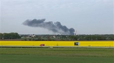 Dým, který se před půl devátou ráno valil z průmyslové zóny v Semtíně u... Dým, který se před půl devátou ráno valil z průmyslové zóny v Semtíně u...