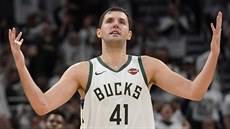 Nikola Miroti z Milwaukee slaví svou trojku proti Bostonu.