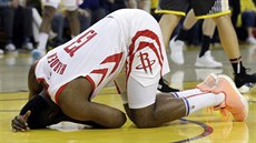 James Harden z Houstonu se drží za hlavu ve druhém zápase s Golden State. James Harden z Houstonu se drží za hlavu ve druhém zápase s Golden State.