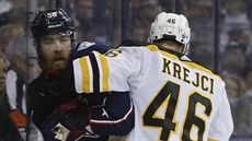 Bostonský útočník David Krejčí se u mantinelu střetl s Davidem Savardem z... Bostonský útočník David Krejčí se u mantinelu střetl s Davidem Savardem z...