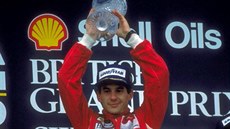 Ayrton Senna slaví vítzství na britském Silverstonu, rok 1988.