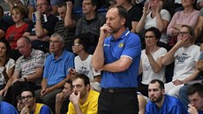 Opavský kouč Petr Czudek smutní v závěru sedmého zápasu s Děčínem. Opavský kouč Petr Czudek smutní v závěru sedmého zápasu s Děčínem.
