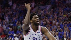 Joel Embiid z Philadelphie oslavuje svou smeč proti Torontu. Joel Embiid z Philadelphie oslavuje svou smeč proti Torontu.