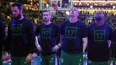 Basketbalisté Boston Celtics si oblékli trička s číslem 17 k poctě nedávno... Basketbalisté Boston Celtics si oblékli trička s číslem 17 k poctě nedávno...