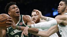 Janis Adetokunbo (vlevo) z Milwaukee napadaný bostonskými Jaysonem Tatumem...