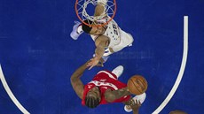 Kawhi Leonard (u míče) z Toronta se snaží překonat Bena Simmonse z Philadelphie. Kawhi Leonard (u míče) z Toronta se snaží překonat Bena Simmonse z Philadelphie.