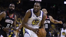 James Harden (vlevo) a Eric Gordon (vpravo) z Houstonu sledují Kevina Duranta... James Harden (vlevo) a Eric Gordon (vpravo) z Houstonu sledují Kevina Duranta...