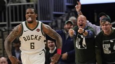 Eric Bledsoe z Milwaukee slaví v zápase s Bostonem. Eric Bledsoe z Milwaukee slaví v zápase s Bostonem.