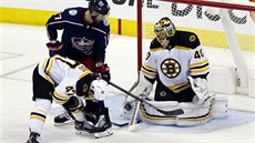 Gólman Bostonu Tuukka Rask zasahuje ve čtvrtém utkání druhého kola play off NHL... Gólman Bostonu Tuukka Rask zasahuje ve čtvrtém utkání druhého kola play off NHL...