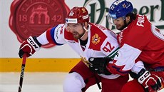 Ruský útočník Jevgenij Kuzněcov proniká přes bránícího českého forvarda... Ruský útočník Jevgenij Kuzněcov proniká přes bránícího českého forvarda...