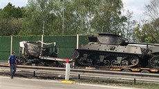 Při nehodě a požáru na Pražském okruhu oheň poškodil i dvojici historických... Při nehodě a požáru na Pražském okruhu oheň poškodil i dvojici historických...