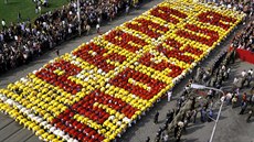 Žižkovské ženy v akci. Obrazec zachycený na snímku vytvořily při prvomájovém... Žižkovské ženy v akci. Obrazec zachycený na snímku vytvořily při prvomájovém...