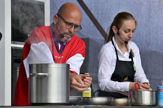 Jednou z hvzd olomouckého Garden Food Festivalu je známý eský kucha Zdenk Pohlreich.