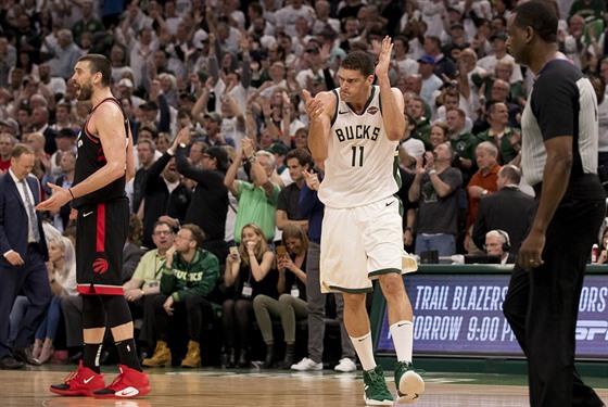 Brook Lopez z Milwaukee oslavuje úspnou akci v prvním semifinále proti...