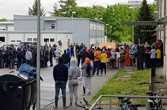 Potyky mezi policií a uprchlíky se odehrály v uprchlickém zaízení v bavorském...