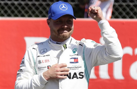 Valtteri Bottas ze stáje Mercedes slaví vítzství v kvalifikaci na Velkou cenu...