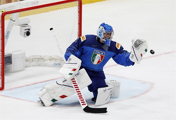 Branká Itálie Andreas Bernard zasahuje v utkání proti Lotysku na mistrovství...