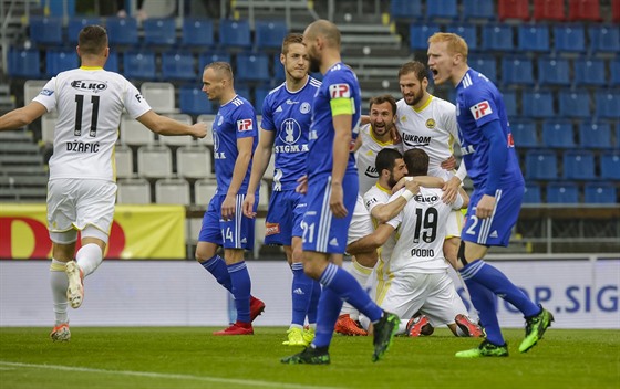 Zlíntí fotbalisté se radují z gólu v utkání proti Olomouci.