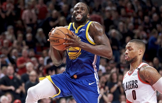 Draymond Green z Golden State Warriors zakonuje v utkání proti Portland Trail...