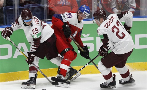 Radek Faksa (uprosted) v zpase s Lotyskem.