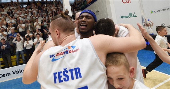 Basketbalisté Dína slaví postup do finále.