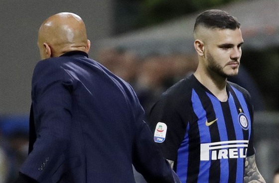 Mauro Icardi z Interu Milán se zdraví se svým trenérem Lucianem Spallettim.