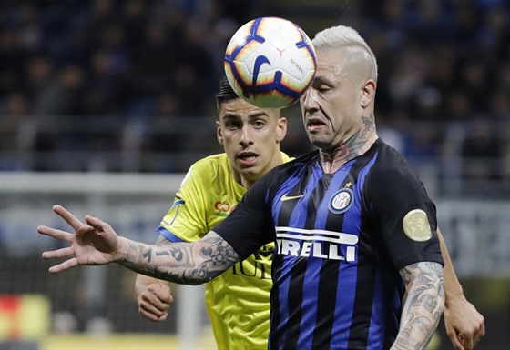 Radja Nainggolan z Interu Milán hlavikuje v zápase s Chievem.