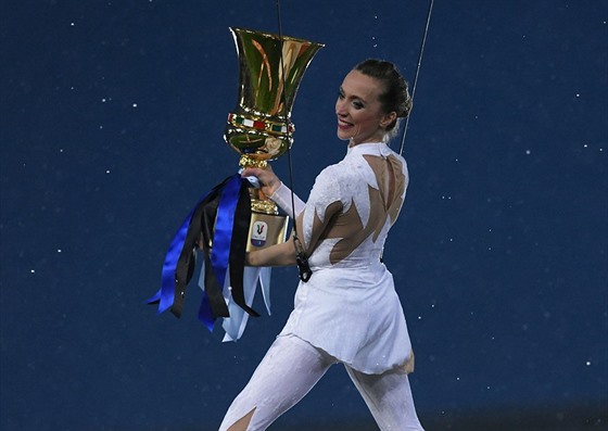 Trofej pro vítze Italského poháru se snáí z výin na plochu ímského Stadio...