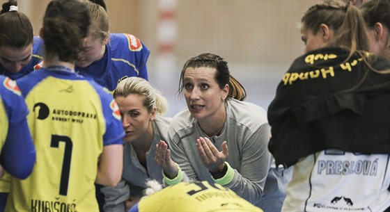 Písecká trenérka Kateina Keclíková dává pokyny.