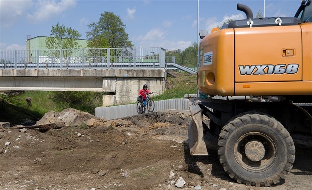 Stavbai likvidují nepehledný úsek cyklostezky v Liberci. Práce na úprav...