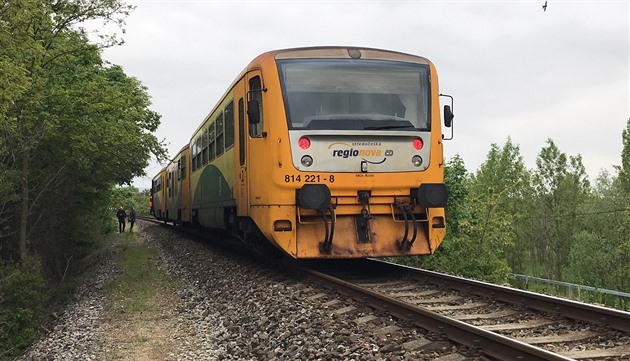 Souprava Regionova najela do kamení nastraeného na trati mezi praskými...