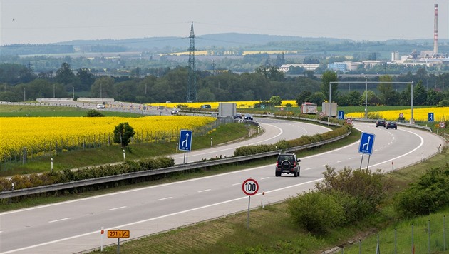 Pohled na nynjí konec dálnice D1 u íkovic vedoucí k Perovu od Zlína a...
