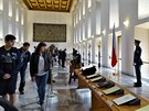 Pražský hrad v sobotu zahájil letní sezónu 2019, většina historických objektů byla zdarma přístupná návštěvníkům, poprvé byl otevřen historický Dům sokolníka. Koncert dechových hudeb, ukázka stolování na recepcích, dary od jiných státníků i výstava Řádů p Pražský hrad v sobotu zahájil letní sezónu 2019, většina historických objektů byla zdarma přístupná návštěvníkům, poprvé byl otevřen historický Dům sokolníka. Koncert dechových hudeb, ukázka stolování na recepcích, dary od jiných státníků i výstava Řádů p