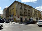Nárožní dům v Husitské ulici proti tunelu je zcela neobydlený, vyjma obchodu s potravinami. Na rohu si můžeme povšimnout historické trolejové úchytky z doby, kdy Husitskou jezdila tramvaj č.9 a č.21, v roce 1977 byla trať Husitská-Ohrada nesmyslně zruše Nárožní dům v Husitské ulici proti tunelu je zcela neobydlený, vyjma obchodu s potravinami. Na rohu si můžeme povšimnout historické trolejové úchytky z doby, kdy Husitskou jezdila tramvaj č.9 a č.21, v roce 1977 byla trať Husitská-Ohrada nesmyslně zruše